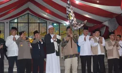 Pemkab Bogor Berangkatkan 445 Jamaah Haji Kloter 07 JKS, Sekda Sampaikan Pesan Bupati Jaga Kesehatan