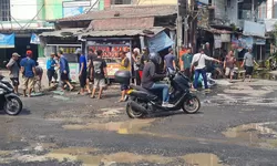 Antisipasi Banjir, Pedagang Griya Bukit Jaya Gotong Royong Bersihkan Drainase