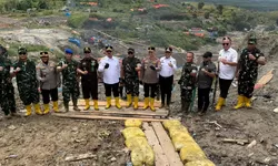 Tinjau Gunung Botak, Gubernur Hendrik Lewerissa Tegaskan Penertiban Tambang Ilegal Harus Berkelanjutan