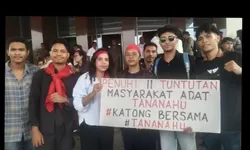 Aksi Mahasiswa di Kantor Gubernur Maluku Soroti Hak Masyarakat Adat Tananahu