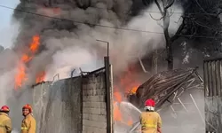 Gudang Penampungan Oli Bekas di Gunung Putri Bogor Terbakar, Damkar Terjunkan Empat Unit Pemadam