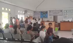 Kadis Dukcapil KKT Turun ke Ruang Pelayanan, Pastikan Masyarakat Dilayani Secara Humanis Tanpa Jarak