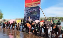 Satgas TMMD Mimika Tanam Ribuan Mangrove Bersama Warga