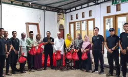 Lapas Cibinong Bagikan 220 Paket Daging Kurban kepada Warga Sekitar pada Iduladha 1447 H