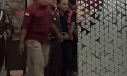 Dadan Hindayana Keluar Gedung Bundar Kejagung Pakai Rompi Tahanan