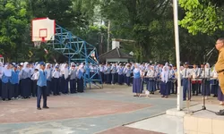 Rudy Susmanto Kerahkan 21 Kepala OPD Jadi Pembina Upacara di SMP, Edukasi Bahaya Narkoba dan Program MBG