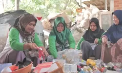 Perkuat Ekonomi Sirkular, Solusi Bangun Indonesia Gandeng Bank Sampah di Klapanunggal