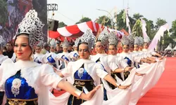Ribuan Warga Padati Helaran Budaya Mapag Pajajaran Anyar di Alun-alun Bogor