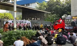Ratusan Massa Segel Kantor PLN, Desak Audit Total dan Evaluasi Direksi Usai Pemadaman Listrik Sumatera-Kalimantan