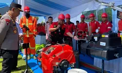 Kapolri Perkuat Satgas Karhutla Riau dengan Bantuan Ekskavator hingga Mesin Pompa Air