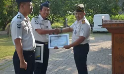 Lapas Terbuka Kendal Berikan Penghargaan Pegawai Teladan Triwulan II 2026 kepada Gilang Nanda dan Maulana Jaya