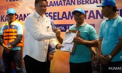 Kemenhub Bagikan 150 Life Jacket untuk Nelayan Muara Angke, Perkuat Budaya Keselamatan Pelayaran