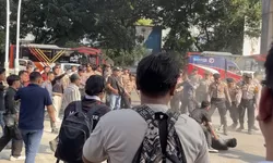 Kawal Kasus Kematian Agnis Jance Zebua, Massa Gelar Aksi di Mabes Polri dan Sempat Bersitegang dengan Polisi