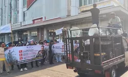 Ratusan Massa Datangi Law Firm Hotman Paris, Sampaikan Sejumlah Tuntutan