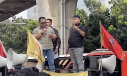 Demo di Mabes Polri, Massa Desak Kapolri Ambil Alih Kasus Kematian Agnis Jance Zebua