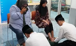 Basuh Kaki Orang Tua dan Terima Pengurangan Masa Pidana, Momen Mengharukan di Lapas Cibinong