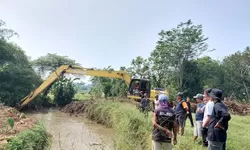Mitigasi Banjir, Pemkab Bogor Keruk Sedimentasi Kali Cibeuteung Sepanjang 1 Kilometer