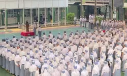 Upacara Bendera SMAN 4 Cibinong, Imas Suryani Tekankan Pentingnya Menjaga Lisan dan Karakter Siswa