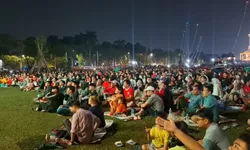 Ribuan Warga Padati Nobar Timnas Indonesia di Alun-alun Bogor, Pedagang Kebanjiran Pembeli
