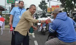Diskominfo Kabupaten Bogor Bagikan Bendera Merah Putih di Cisarua, Ajak Warga Semarakkan HUT RI Ke-81