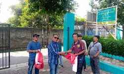 Sambut HUT ke-81 RI, Pemdes Dayeuh Bogor Bagikan Bendera Merah Putih kepada Warga