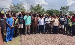 Buruh TKBM Pelabuhan Pomako Geruduk DPRK Mimika, Desak Perlindungan Kerja dan Perbaikan Pelabuhan