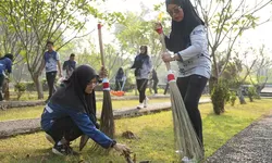 Jelang HUT ke-81 RI, Lapas Cibinong Bersihkan Makam Pahlawan di Pondok Rajeg