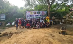 PWI Kabupaten Bogor Bersama TNI-Polri dan Domba Tubing Bersihkan Sungai Ciliwung Sambut HUT RI ke-81