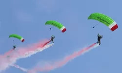 Langit Jakarta Semarak, Kopassus dan Pesawat Tempur Tampilkan Atraksi Spektakuler