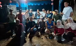 Kades Cicadas Sambangi Pos Kamling, Pastikan Keamanan Lingkungan Tetap Kondusif Perkuat Silaturahmi Pemerintah Desa dan Warga
