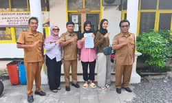 Sekolah Rakyat Mulai Dirasakan Warga Cicadas, Kades Dian Hermawan Antar Langsung Zareena ke Sekolah