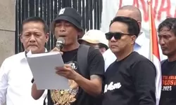 Botok Sampaikan Tuntutan AMPB ke Pimpinan DPR, Desak RUU Perampasan Aset Segera Disahkan