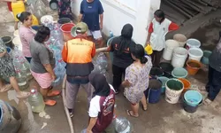 Kekeringan Melanda Jonggol, Pemkab Bogor Salurkan 8.000 Liter Air Bersih