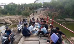Akses Nambo–Tlajung Udik Kembali Terbantu, Warga Syukuran Jembatan Darurat Baru