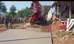 Wujud Kepedulian Sosial, H. Deden Setiawan Betonisasi Jalan di Babakan Pentas