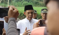Jaro Ade Minta Warga dan Perusahaan di Bogor Waspadai Abu Vulkanik Gunung Anak Krakatau