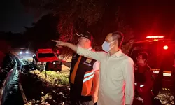 Ade Ruhandi Dampingi Rudy Susmanto Tinjau Kebakaran Galuga, Warga Diminta Menjauh