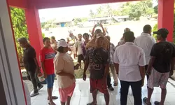 ‎Konflik Lahan Memanas, Warga Lorulung Segel Ruang Kerja Camat Wertamrian  ‎