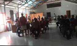 ‎Warga Desa Lorulun Meminta Camat Wertamrian Cayetanus Batmomolin, S.Sos. Diberhentikan dari Jabatannya  ‎