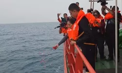 Keluarga Jurnalis iNews Yudhistiro Pranoto Tabur Bunga di Selat Sunda
