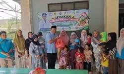 Cegah Stunting Sejak Dini, Pemdes Klapanunggal Beri PMT kepada 15 Penerima
