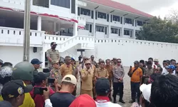 ‎Tolak HPH Yamdena, Ratusan Warga Kepung Pemkab Tanimbar dan Desak Evaluasi Izin PT KJB ‎