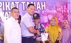 AHY Serahkan 129 Sertifikat Tanah di Sumbar, Diharapkan Tekan Konflik Agraria