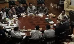 Prabowo Gelar Rapat Terbatas di Hambalang, Bahas Pertanian, Energi Surya, dan Giant Sea Wall