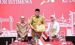Bupati Bogor Beri Hadiah Umroh untuk Tokoh Peduli Pendidikan dan Anak Yatim
