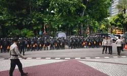 Jelang Aksi BEM SI di Polda Metro Jaya, Polisi Siagakan Rantis Brimob Usai Tewasnya Ojol Affan Kurniawan