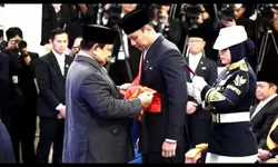Presiden Prabowo Anugerahkan Bintang Mahaputera Utama kepada Menko AHY