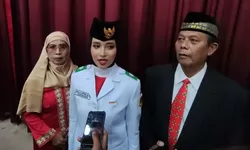 Dari Pesantren ke Lapangan Tegar Beriman, Kisah Nayla Santri MAN 1 Cibinong Pembawa Baki di HUT RI ke-80 Kabupaten Bogor