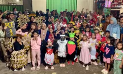 Warga RW 09 Cicadas Meriahkan Malam 17 Agustus dengan Karnaval Kostum Adat dan Tokoh Nasional