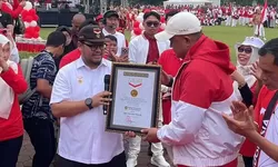 Bupati Bogor Pimpin Kirab Merah Putih HUT RI ke-80, Raih Rekor MURI Sajian Talas Terbanyak